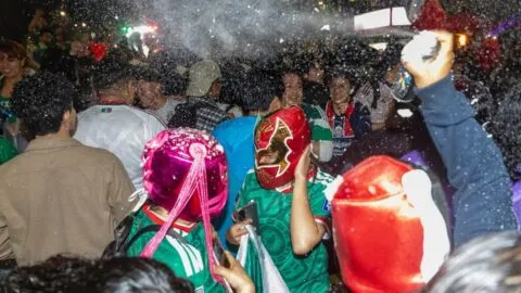 Comienza la fiesta: aficionados mexicanos llevan serenata a Inglaterra y los primeros llegan al Ángel
