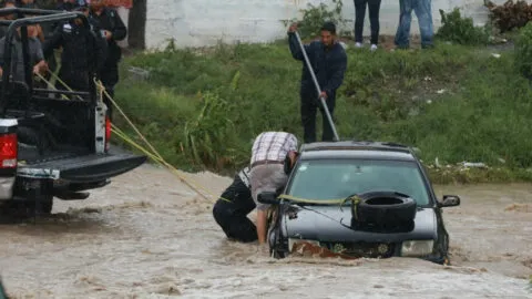 Lluvias en Saltillo dejan 35 viviendas inundadas, vehículos varados y personas rescatadas