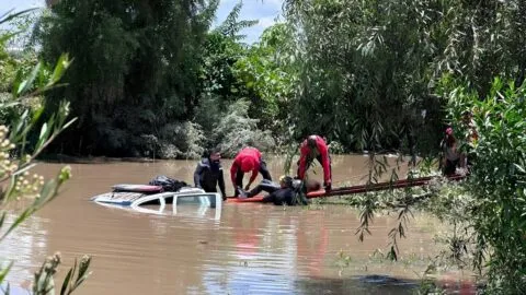 Hallan a 3 mujeres sin vida en patrulla arrastrada en el río Atoyac; continúa búsqueda de policía desaparecido