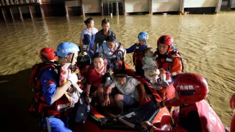 Evacúan a más de 6 mil estudiantes y profesores por inundaciones en China