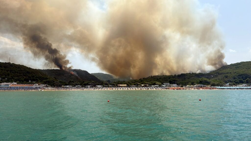 Incendio forestal en Italia provoca la evacuación de 400 turistas. Foto: AFP