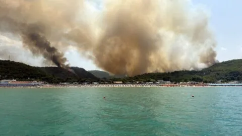 Otro más: Incendio forestal en Italia obliga a evacuar por mar a más de 400 personas