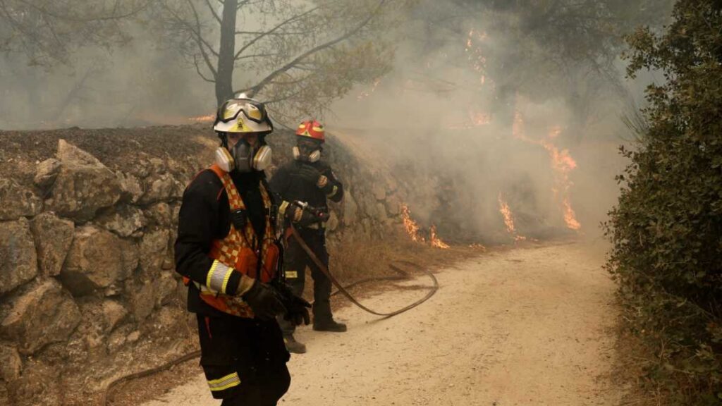 Incendios en España y Francia dejan más de 325 mil evacuados; fuego sigue fuera de control por ola de calor