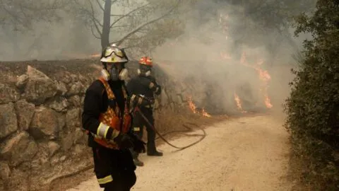 Incendios en España y Francia dejan más de 325 mil evacuados; fuego sigue fuera de control por ola de calor