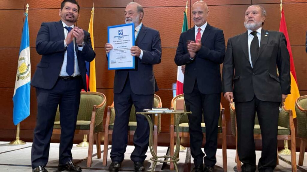 Ingeniero Carlos Slim recibe premio