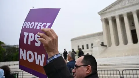 La vía legislativa que podría darle a miles de beneficiarios del TPS un camino a la residencia permanente