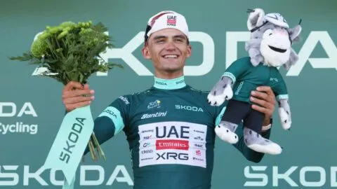 Isaac Del Toro hace historia: gana su primera etapa en el Tour de Francia y no puede creerlo