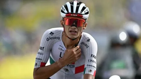 Isaac del Toro sufre caída y se recupera para subirse al podio de la Etapa 15 del Tour de Francia: video del momento