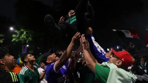 Isaías salió a celebrar el triunfo de México. Una semana después, su muerte sigue rodeada de preguntas
