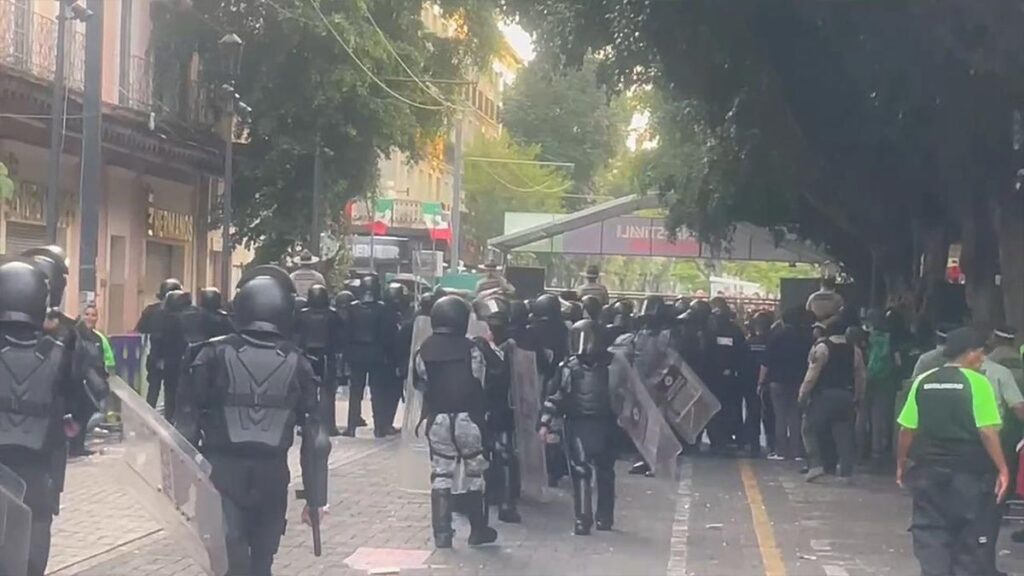 Policías rociaron gas tras intento de portazo en el Fan Fest de Guadalajara