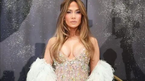 Jennifer Lopez derrocha sensualidad con vestido transparente en París