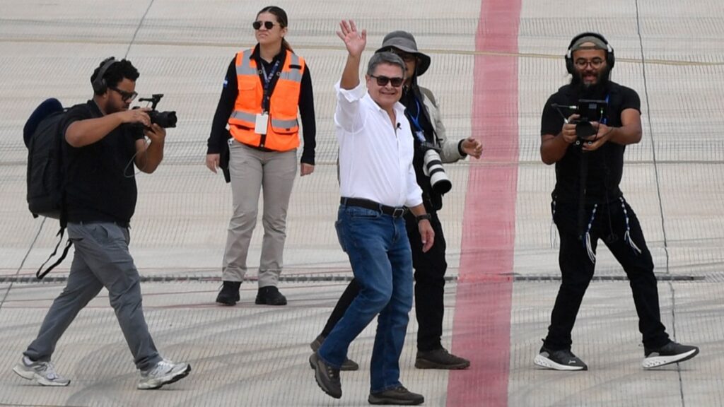 El expresidente indultado por Trump regresa a Honduras. Foto: AFP