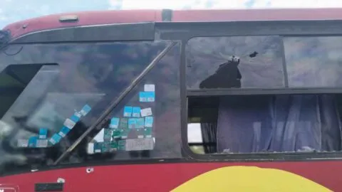 Atacan a balazos autobús de pasajeros en Juchitán, Oaxaca; hay un muerto