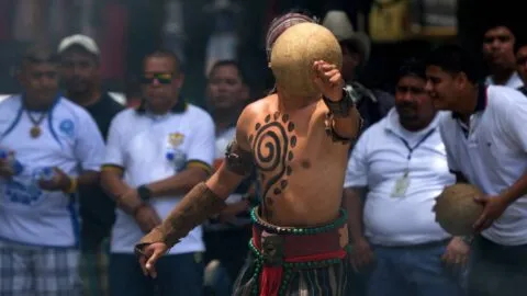 "El último maya" dona una pelota maya al Museo Nacional de Antropología
