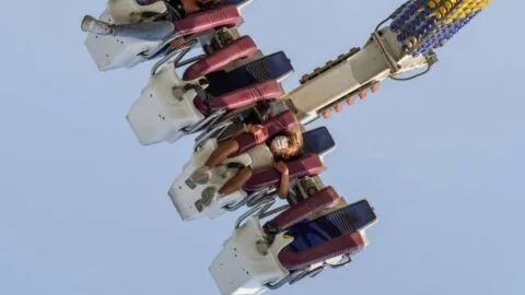 Falla juego mecánico y personas quedan suspendidas en el aire en feria de Chalco
