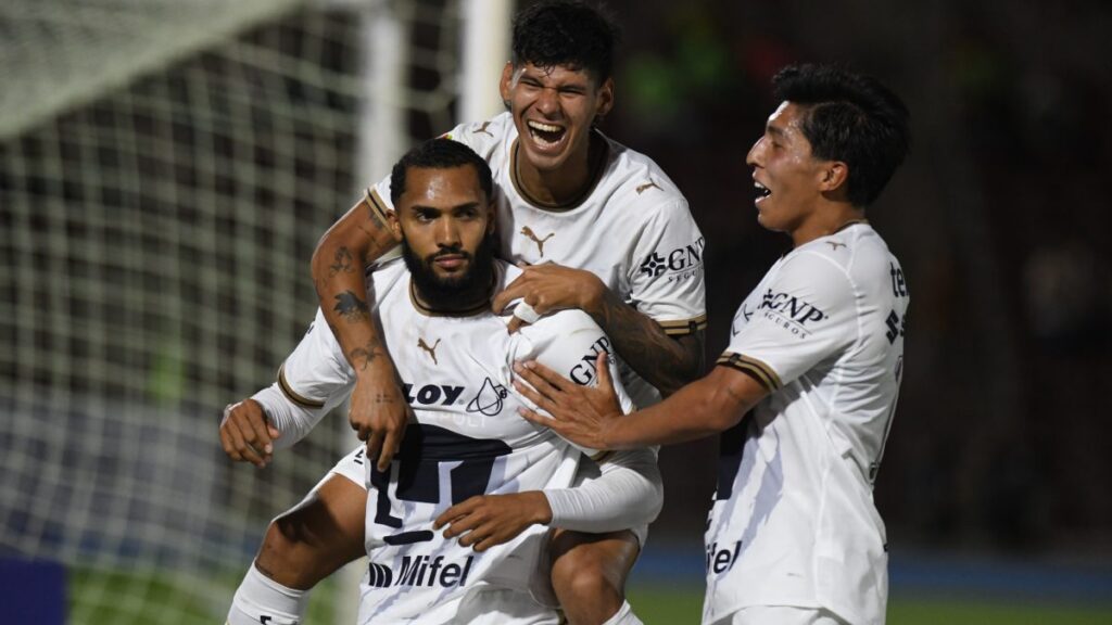 Juninho marcó tres goles en el partido