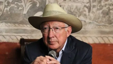 Libro de Ken Salazar lidera ventas tras polémica por el “Mayo”