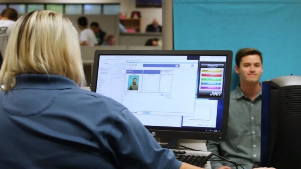 El proceso exige demostrar identidad, comprobar que la persona reside en el estado y completar los pasos habituales para obtener una licencia