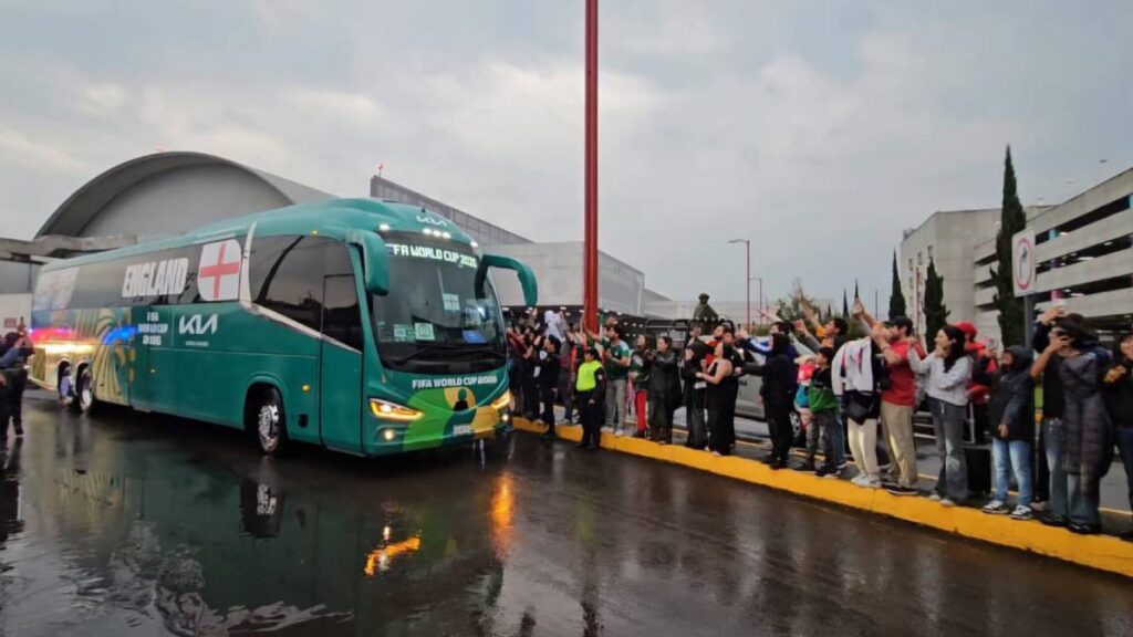 Llegada del equipo de Inglaterra a Toluca