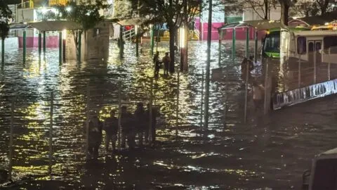 Lluvias inundan Indios Verdes, dejando afectaciones viales y en transporte público