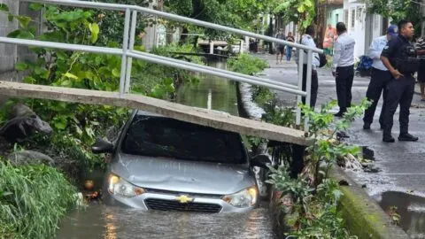 Lluvias históricas colapsan Tlaquepaque; al menos 100 vehículos quedan bajo el agua