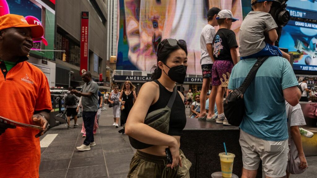La mala calidad del aire provocada por el humo de los incendios forestales en Canadá puede causar dificultad para respirar, irritación y otros problemas de salud