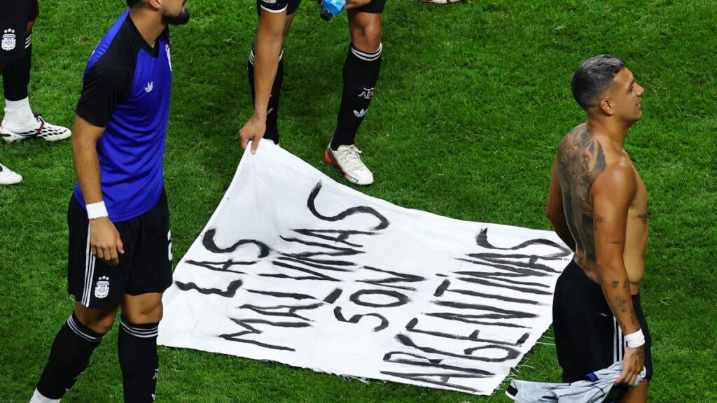 Manta desplegada después del juego Argentina vs Inglaterra