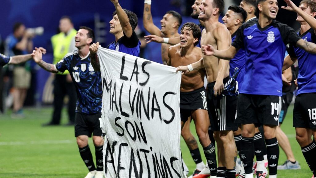 Argentina muestra manta con mensaje sobre Las Malvinas