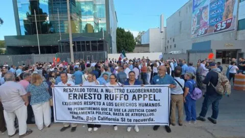 Marchan en Tijuana para exigir a la FGR libertad para el exgobernador Ernesto "N"