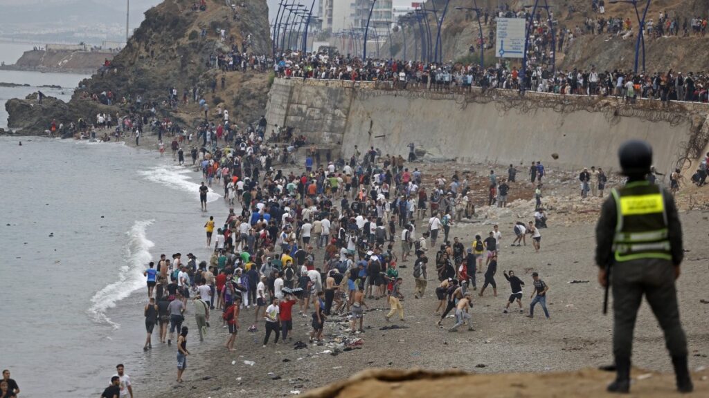 Migrantes marroquíes entran a España. Foto: AFP