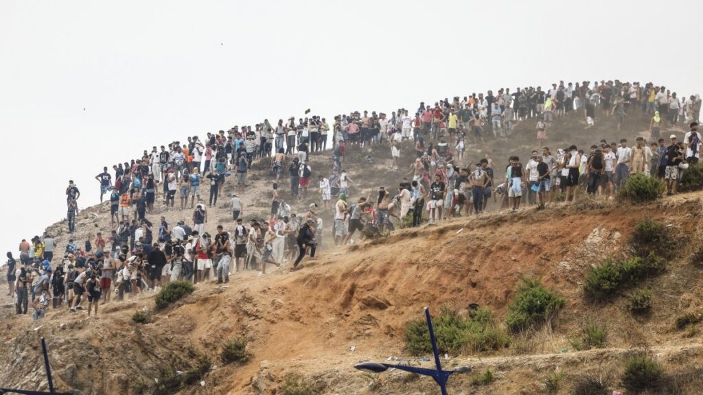 Migrantes marroquíes ingresan a España. Foto: AFP