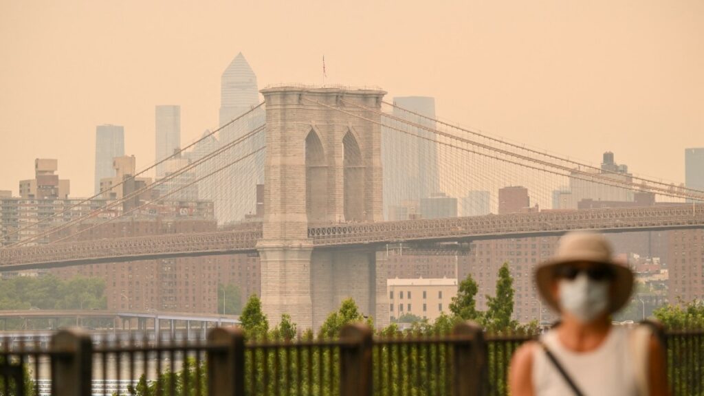 Autoridades sanitarias llaman a la precaución por mala calidad del aire en Nueva York.