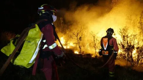 Megaincendio devora más de 26 mil hectáreas en España; evacúan a mil 200 personas