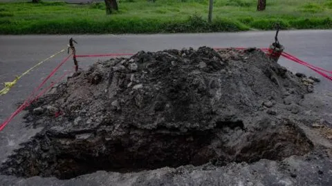 Megasocavón “se traga” a un camión en Puebla