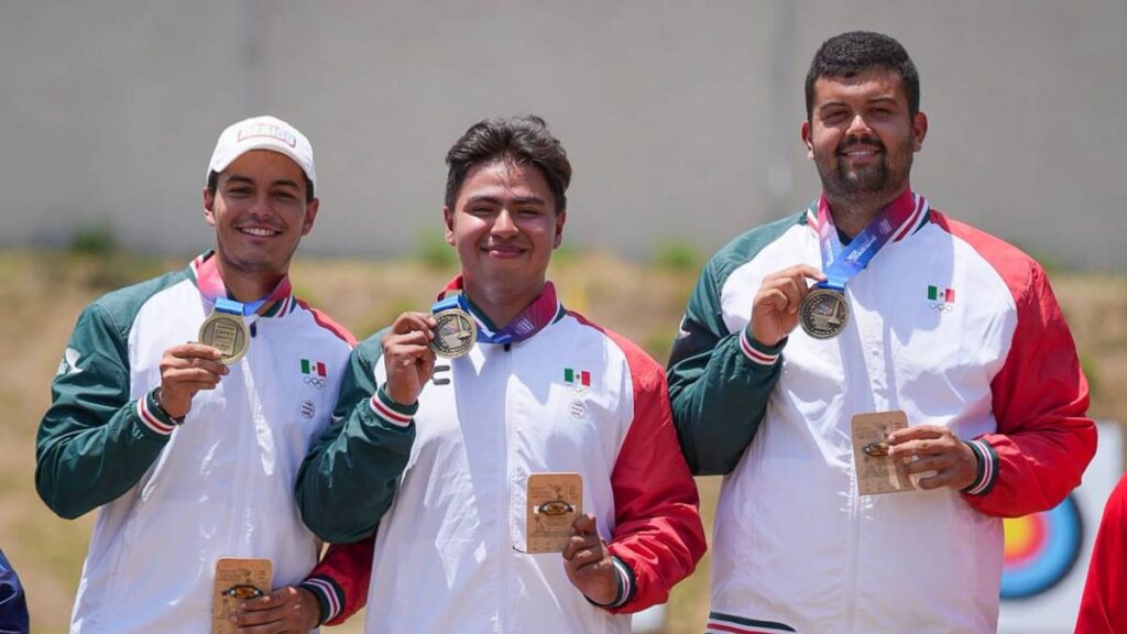 Mexicanos ganan oro en tiro con arco curvo en Santo Domingo 2026