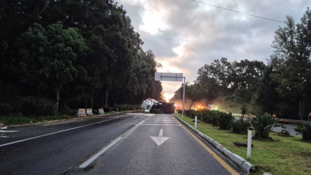 Volcadura de tráiler provoca cierre en la México-Cuernavaca. Foto: @GN_Carreteras