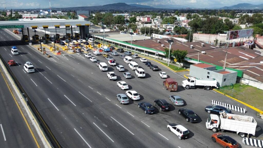 Cuerpos de emergencia atendieron a dos personas lesionadas tras el choque registrado en Ecatepec.