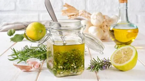 Mezclar aceite de oliva, romero y cáscara de naranja: ¿para qué sirve esta preparación casera?