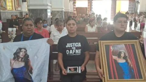 Misa y marcha reúnen a cientos por Dafne; su madre confía en que habrá justicia