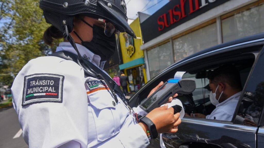 Multas de tránsito en Cuautitlán Izcalli volverán a aplicarse con agentes equipadas con cámaras corporales.