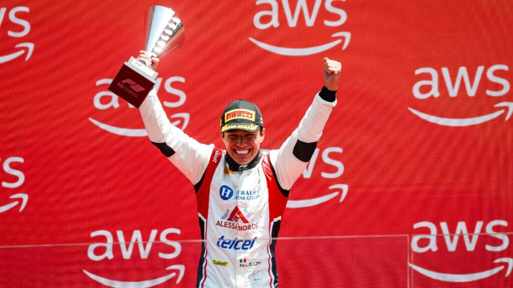 Noel León hace historia en la Fórmula 2; gana en Hungría y pone a México en lo alto