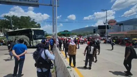 Normalistas de Ayotzinapa bloquean el Parador del Marqués