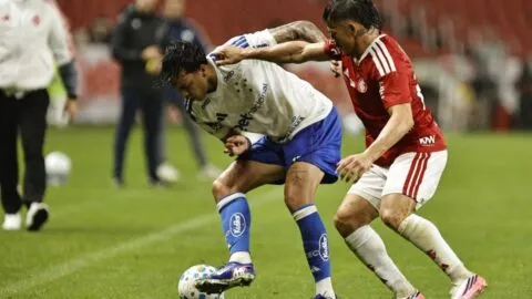 Futbolista de Brasil termina con fractura por brutal patada: video