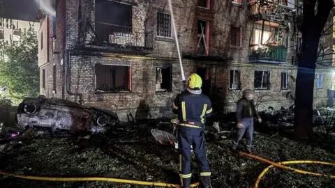 Oleada de bombardeos rusos deja al menos un muerto y 5 heridos en Ucrania