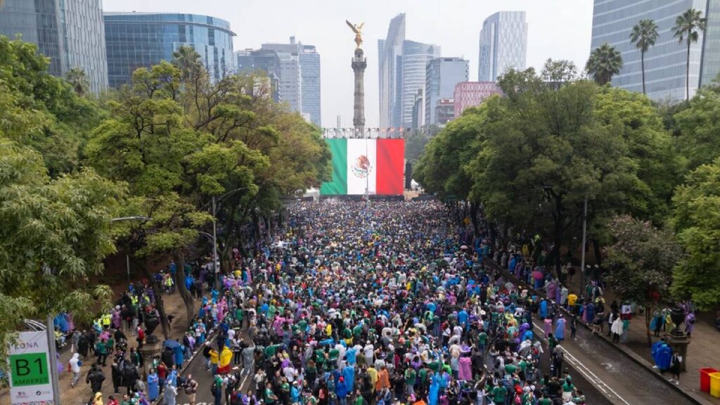 pantallas-del-mundial-en-cdmx-reunieron-a-un-millon-350-mil-aficionados-en-el-mexico-vs-inglaterra