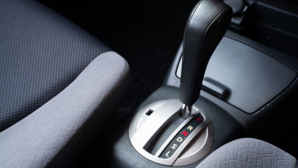 ¿Para qué sirve la L en un carro automático? Podrías necesitarla más de lo que crees