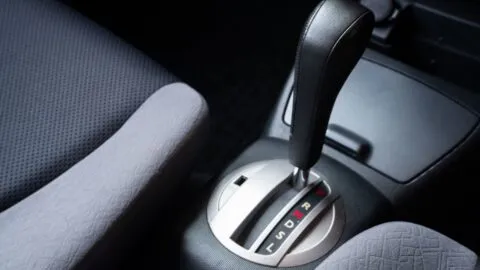 ¿Para qué sirve la L en un carro automático? Podrías necesitarla más de lo que crees