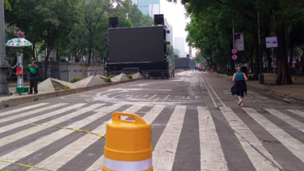 2. Personal realiza labores de limpieza y retiro de estructuras instaladas para la transmisión del partido de México en Reforma.