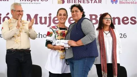 Sheinbaum entrega apoyos a más de 146 mil mujeres en Michoacán