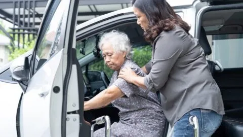 Personas viven más tiempo, pero pasan más años con enfermedades, revela estudio